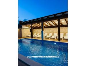 Villa Robert 2 с бассейном Cesarica