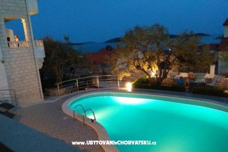 апартаменты Villa MANDINA с бассейном фото 4