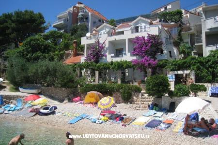 Bougainvillea beach house apartmani Омиш Хорватия