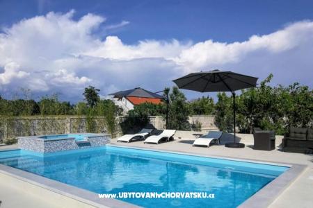 Family friendly Apt with a pool  фото 2