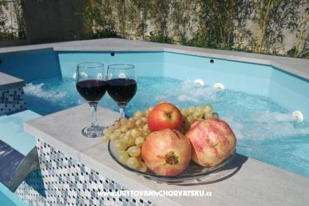 Family friendly Apt with a pool  фото 5