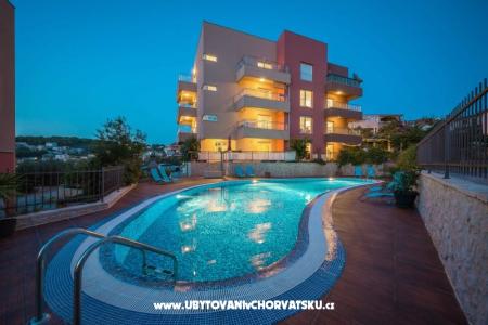 LAURA, 110 m2 pool, 100 m to beach Трогир Хорватия