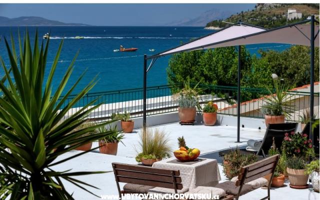 Beachfront апартамент NIVES – Проживание Тучепи, Хорватия