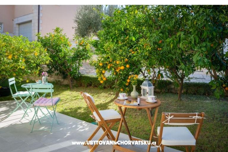 апартаменты Lemon Garden с бассейном – фото 13