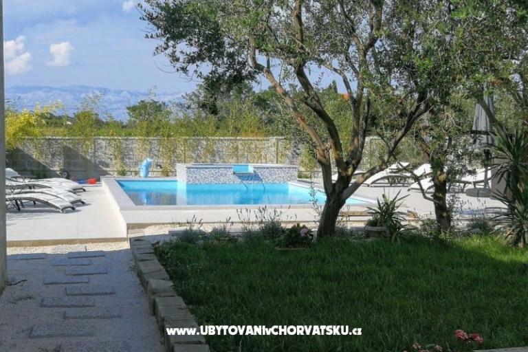 Family friendly Apt with a pool  – фото 9