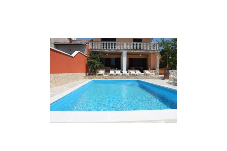 дом with swimming pool – фото 13