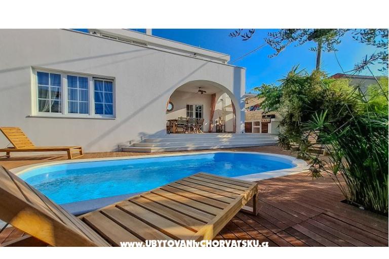 The Three Flowers Pool дом – фото 18
