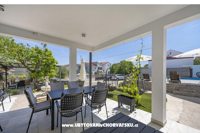 Vila s bazenom i jacuzzijima – фото 6
