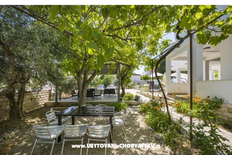 Vila s bazenom i jacuzzijima – фото 7